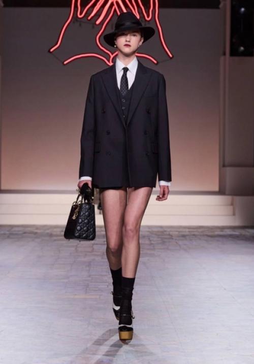 Впервые за долгое время Мария грация кьюри показала действительно красивую, стильную и современную женскую коллекцию. 06