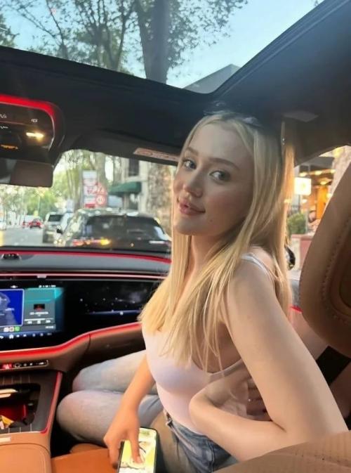 21-Летняя турецкая тиктокерша кюбра карааслан прыгнула с моста по неизвестным причинам. 01