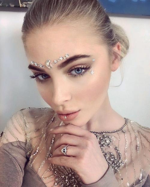 С любым макияжем она выглядит отлично! 01