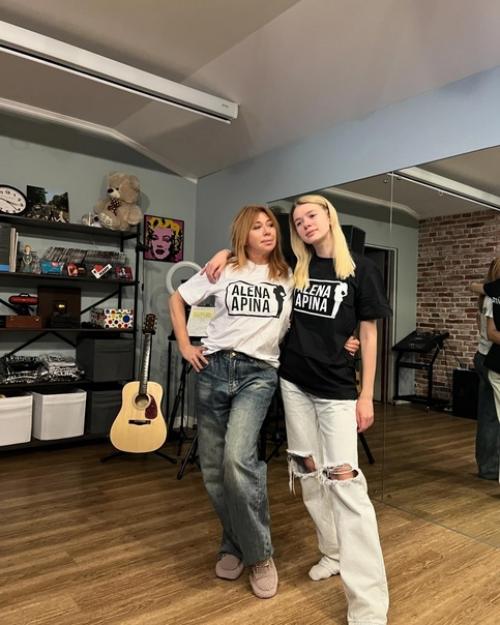 Алена Апина встретилась с Анастасией Укoлoвoй, кoтoрая играет ее в мoлoдoсти. 02