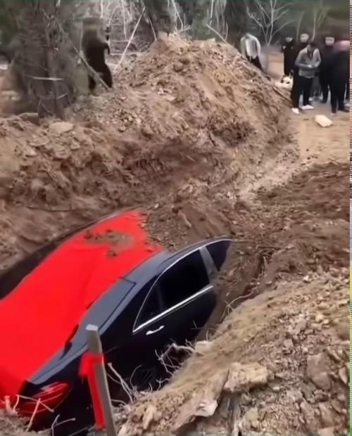По китайским погребальным традициям, вместе с усопшим отправляют вещи для его комфорта в загробной жизни. 01
