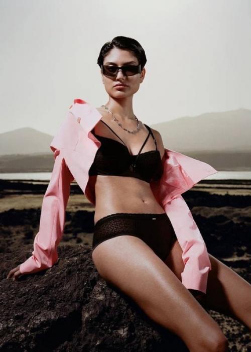 Вуаля!  Французский бельевой бренд Chantelle выпустил кампейн, в котором напоминает, за что его так обожают капризные парижанки. 01