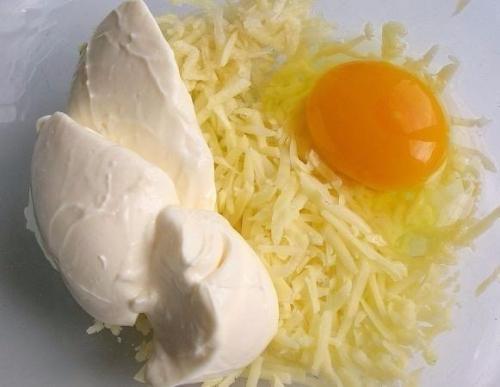 Запеканка из тертого картофеля с сыром и чесноком. 03