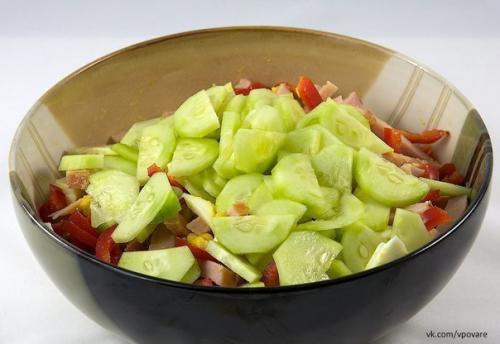 Салат с яйцом и ветчиной. 06