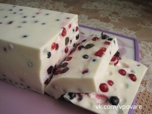Сметанный десерт с ягодами (сметанный торт - желе).

