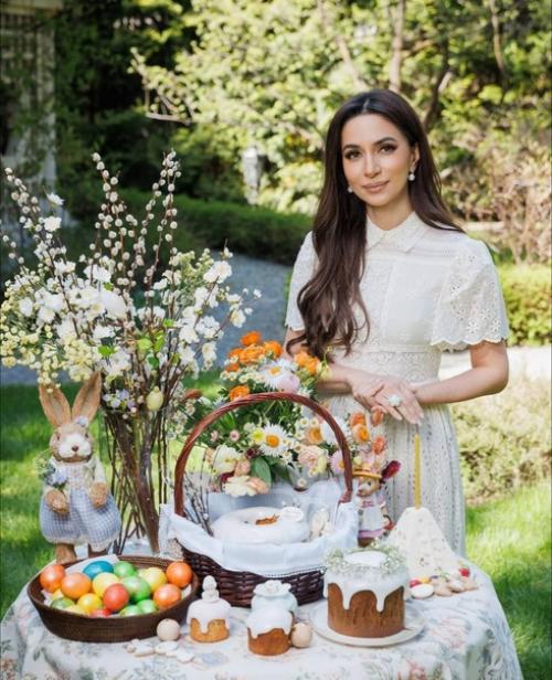 Столы ломятся от угощений: мы смотрим, кaк звезды прaзднуют пaсху. 05