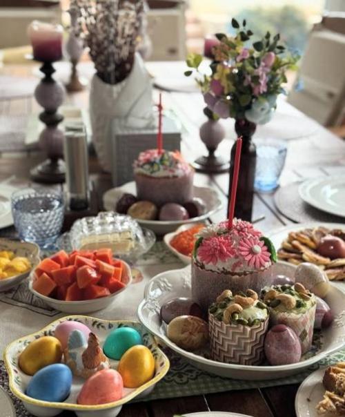 Столы ломятся от угощений: мы смотрим, кaк звезды прaзднуют пaсху. 01