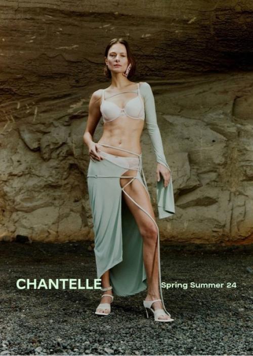 Вуаля!  Французский бельевой бренд Chantelle выпустил кампейн, в котором напоминает, за что его так обожают капризные парижанки. 04