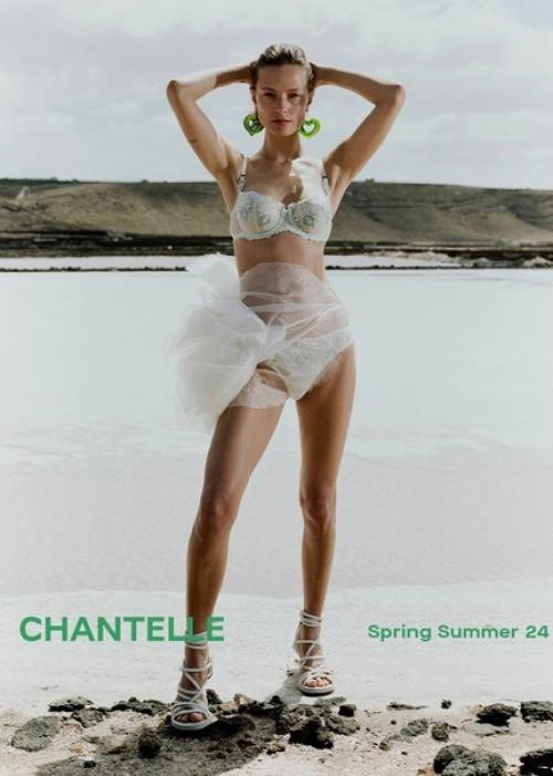 Вуаля!  Французский бельевой бренд Chantelle выпустил кампейн, в котором напоминает, за что его так обожают капризные парижанки. 05