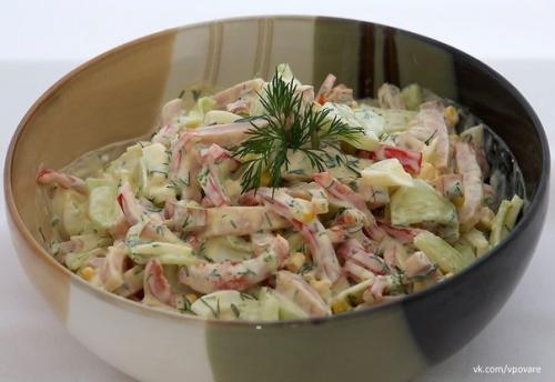 Салат с яйцом и ветчиной.