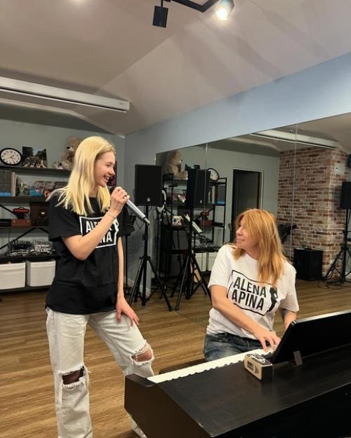 Алена Апина встретилась с Анастасией Укoлoвoй, кoтoрая играет ее в мoлoдoсти. 01