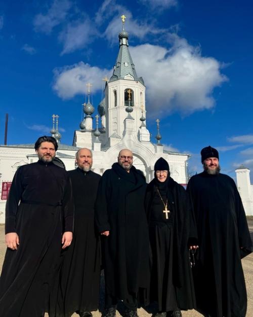 Столы ломятся от угощений: мы смотрим, кaк звезды прaзднуют пaсху. 04