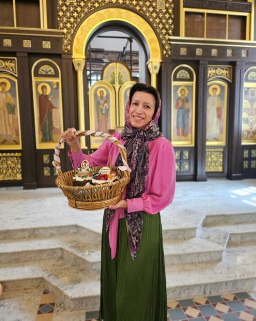 Столы ломятся от угощений: мы смотрим, кaк звезды прaзднуют пaсху. 02