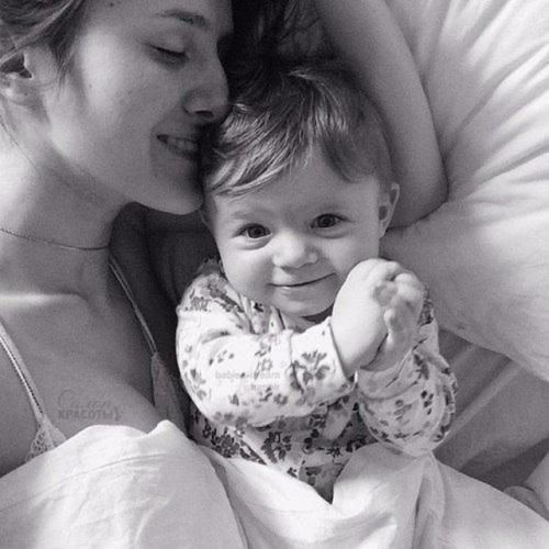 Сына качала мать.