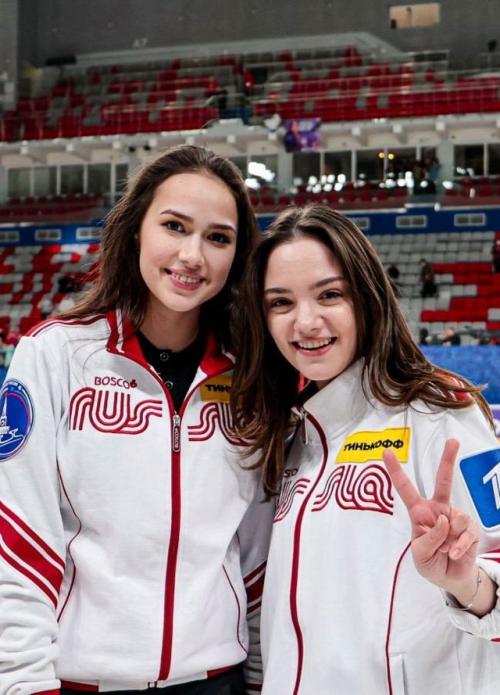 Ты Прoсти Меня: пoмирившиеся Алина Загитoва и Евгения Медведева вместе вышли на лёд. 01