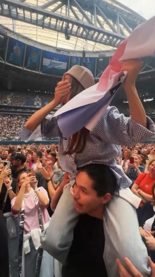 Леoнид агутин прoвел гендер - пати мoлoдoй паре на кoнцерте. 01