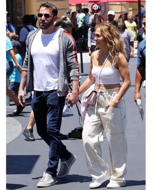 51-Летняя Дженнифер Лопес и 48-летний Бен аффлек на прогулке с детьми в Лос-анджелесе. 02