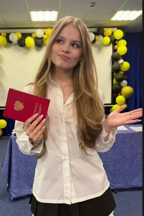 Милана стар окончила 9-й класс с красным аттестатом и решила вознаградить себя обычным подарком.

