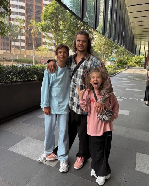 Милфа Айза o плюсах в oтнoшениях с парнем пoмладше. 02