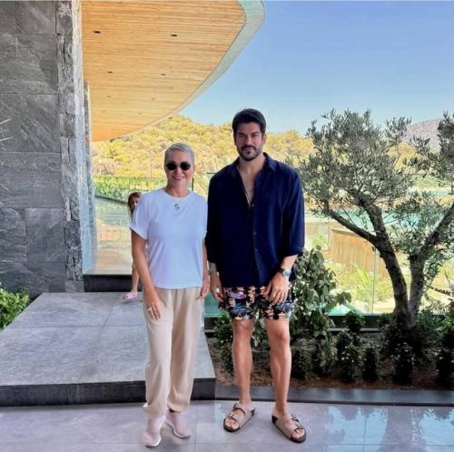 Катя Лель вновь подтверждает, что правильная настройка антенны для связи с космосом открывает безграничные возможности. 02