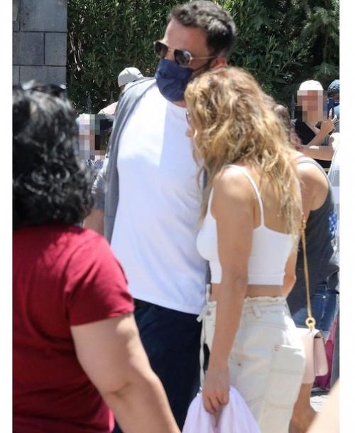 51-Летняя Дженнифер Лопес и 48-летний Бен аффлек на прогулке с детьми в Лос-анджелесе. 05