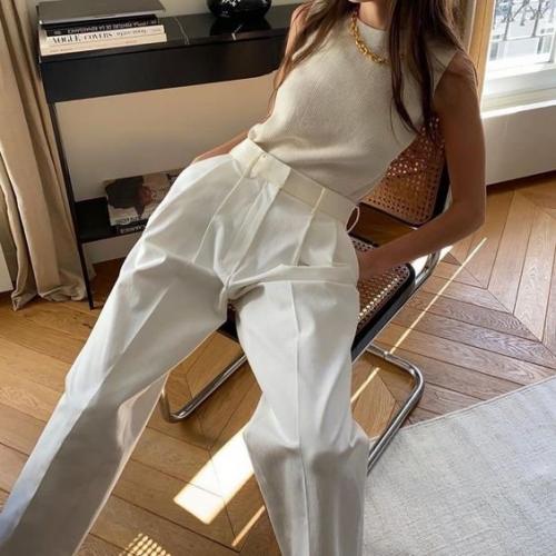 Многие современные дизайнеры одежды сделали в этом году ставку на базовый гардероб и, безупречный по всем критериям, стиль минимализм. 08