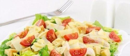 Салат Цезарь с курицей.