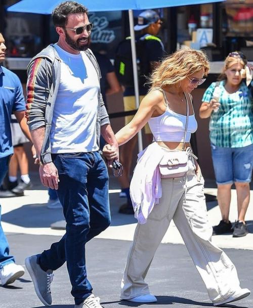 51-Летняя Дженнифер Лопес и 48-летний Бен аффлек на прогулке с детьми в Лос-анджелесе. 01