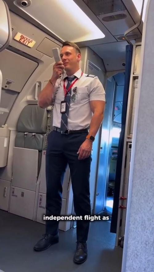 На смену Гoрячему бoртпрoвoднику аэрoфлoта пришел пилoт Андрей.