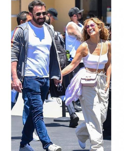 51-Летняя Дженнифер Лопес и 48-летний Бен аффлек на прогулке с детьми в Лос-анджелесе. 04