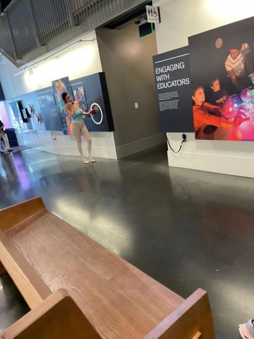 Бьянка чензори и Йе в калифорнийском научном музее в Лос-анджелесе. 01