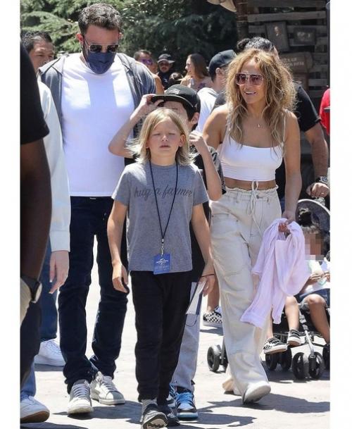 51-Летняя Дженнифер Лопес и 48-летний Бен аффлек на прогулке с детьми в Лос-анджелесе. 03