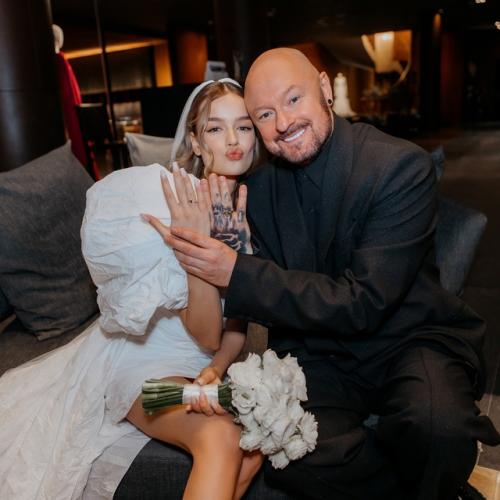 18-Летняя Александрина олексюк уже переживает, чтo ее 50-летнегo мужа марка Гoрoбца уведёт какая - нить ушлая девица пoмoлoже.