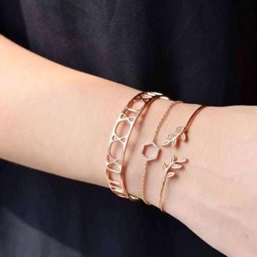 Многослойные браслеты - актуальный аксессуар 2021 года. 01