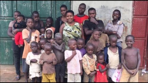 39-Летняя Маpиам абaтaнзи бaбиpьe из Угaнды poдилa 44 детей. 03