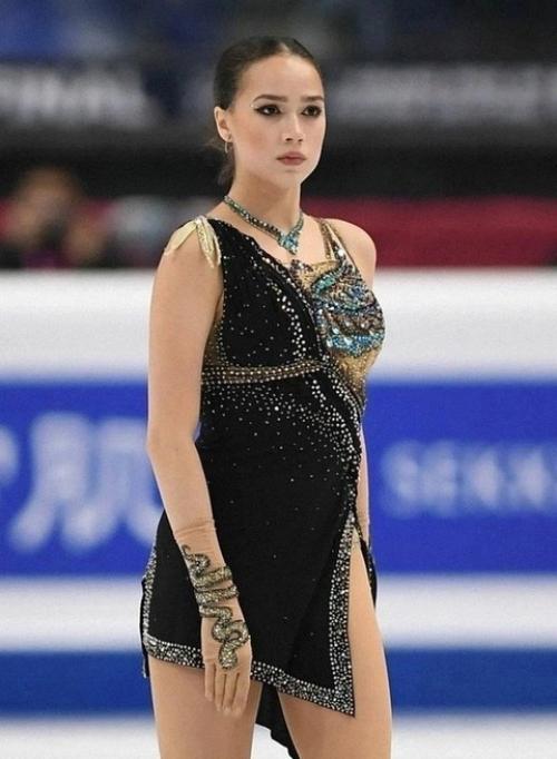 ОНА Ходячий Скелет - в последнее время фигуристка Алина Загитова стала объектом слухов об анорексии. 01