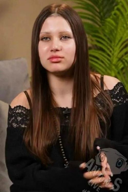 На этих двух фото одна и та же девочка - ариелла, дочь джигана и Оксаны. 
