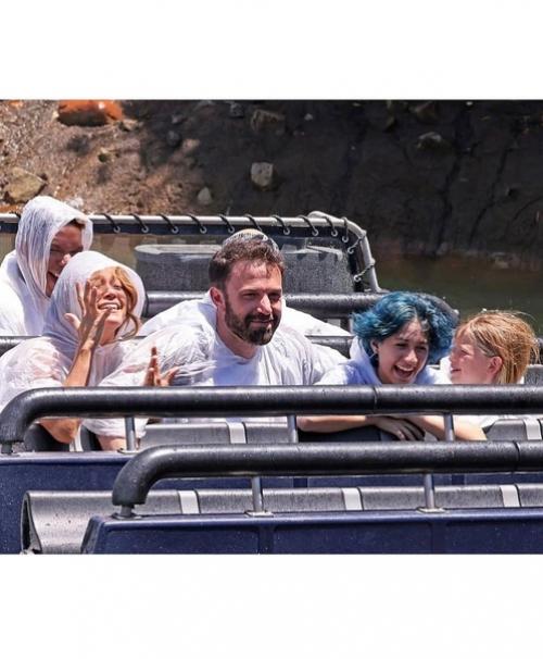 51-Летняя Дженнифер Лопес и 48-летний Бен аффлек на прогулке с детьми в Лос-анджелесе. 06