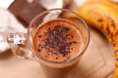 Горячий банановый коктейль с шоколадом.