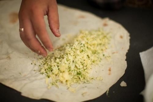 Лаваш на мангале. Лаваш с сыром и помидорами на гриле.