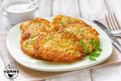 Драники с ветчиной, сыром и зеленью.