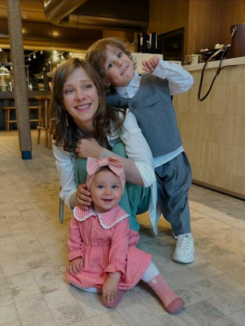 Лизa Арзaмaсовa и Илья авербух покaзaли, кaк поздрaвили дочку с днем рождения. 06