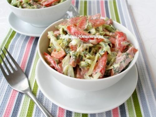 Салат с копченой колбасой и огурцами. Салат с копченой колбасой и огурцами.