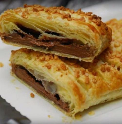 Простой десерт шоколадка в тесте невероятно. Простой десерт шоколадка в тесте невероятно.