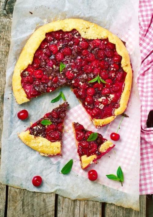 Галета с вишней и шоколадом.