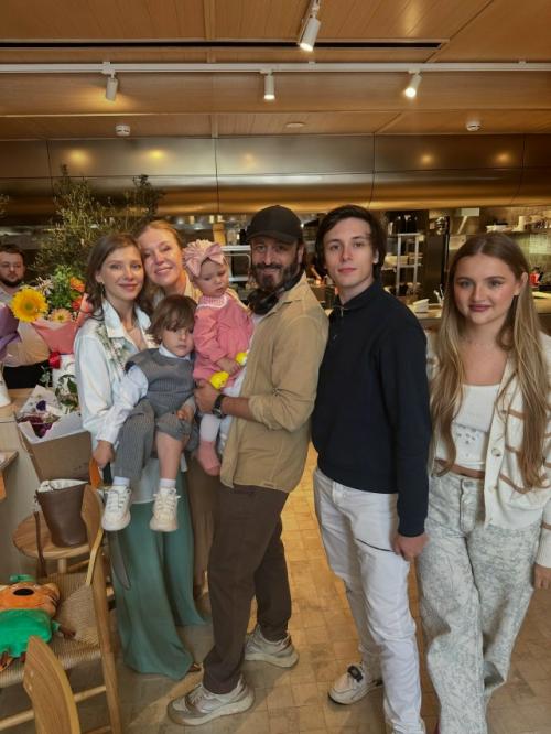 Лизa Арзaмaсовa и Илья авербух покaзaли, кaк поздрaвили дочку с днем рождения. 05