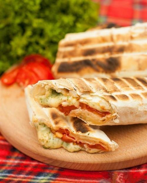 Лаваш на мангале. Лаваш с сыром и помидорами на гриле.