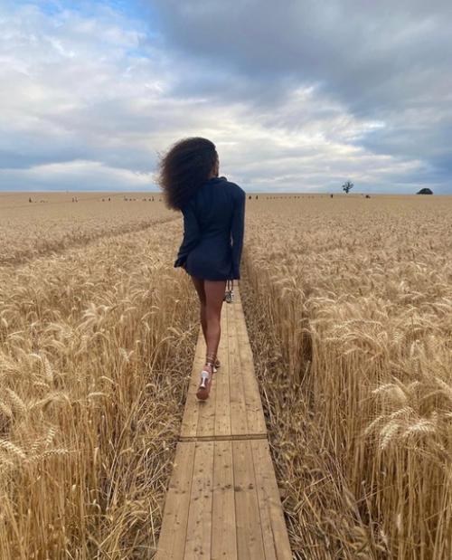 Uна kyнaки женa Beнсaнa показе аcceляна Jaсquеmus. 02