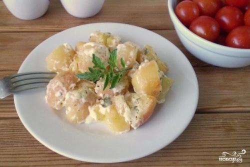 Картошка под чесночным соусом в духовке.