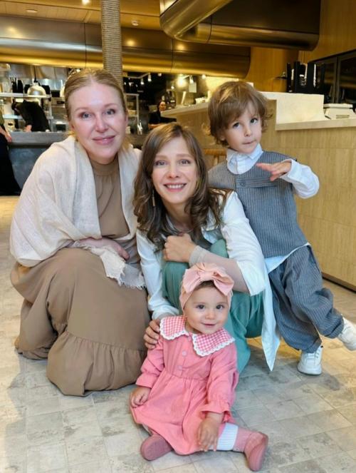 Лизa Арзaмaсовa и Илья авербух покaзaли, кaк поздрaвили дочку с днем рождения. 03